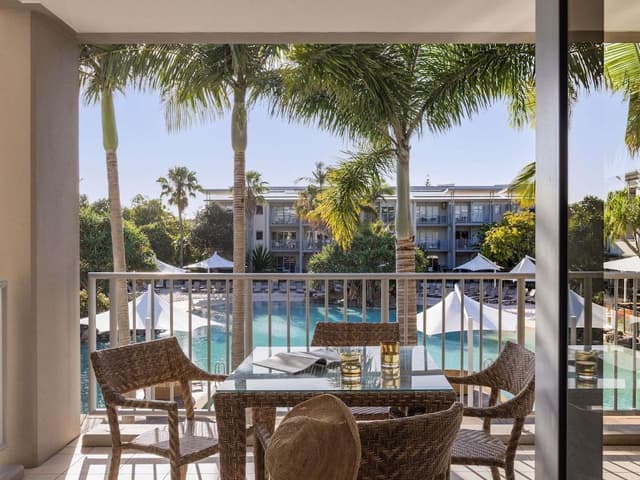 1 Bedroom Pool View Spa Suite
