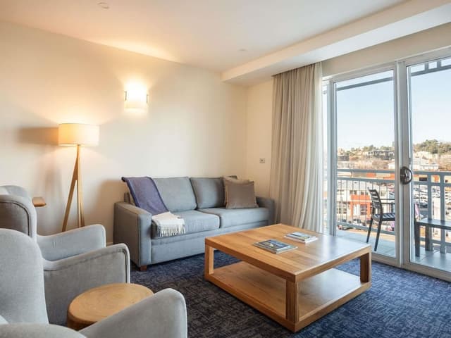 Suite, City View