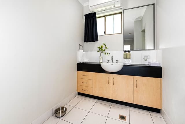 Queen Single Room - Pet Friendly