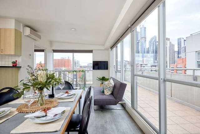 4 Bedrooms Apartment