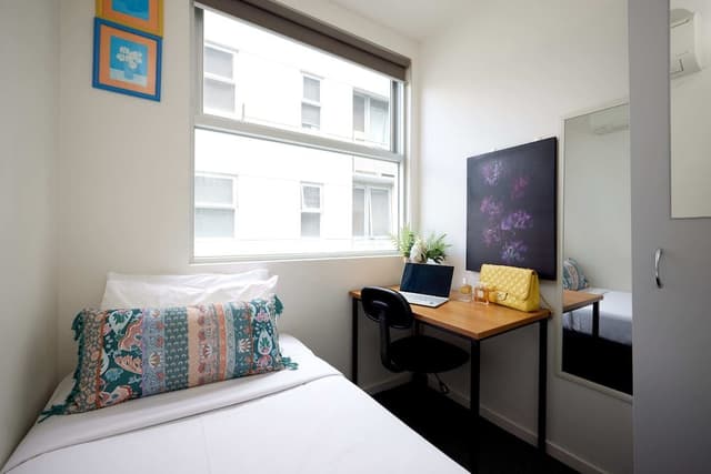 4 Bedrooms Apartment