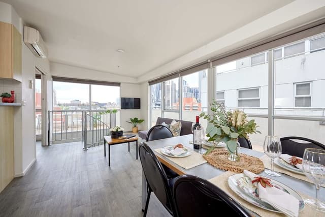 4 Bedrooms Apartment