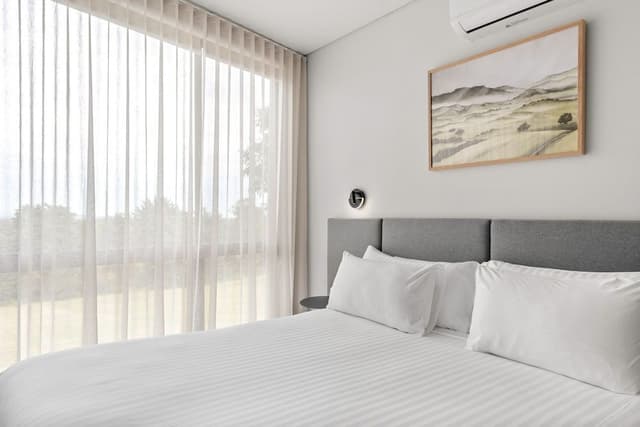 Premier Two Bedroom Suite Free WIFI and parking