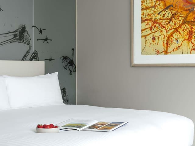 Deluxe Studio, 1 Queen Bed (Deluxe Studio Suite)