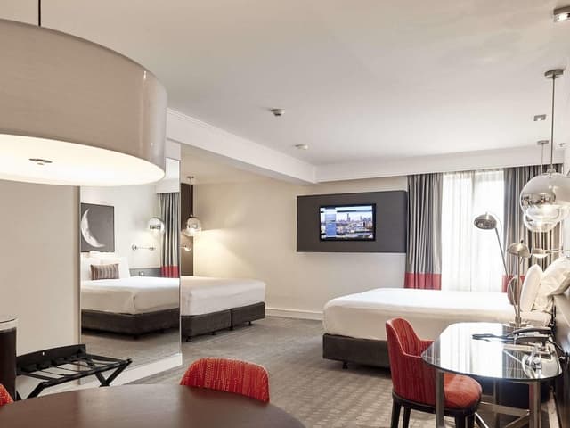 Deluxe Suite (1 Queen Bed 2 Single or 2 King)
