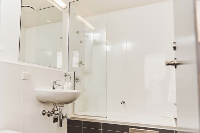 Executive/Spacious Queen Ensuite Room with City View