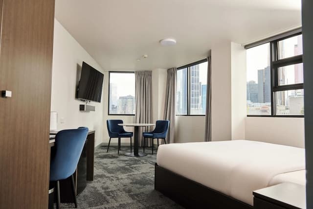 Executive/Spacious Queen Ensuite Room with City View