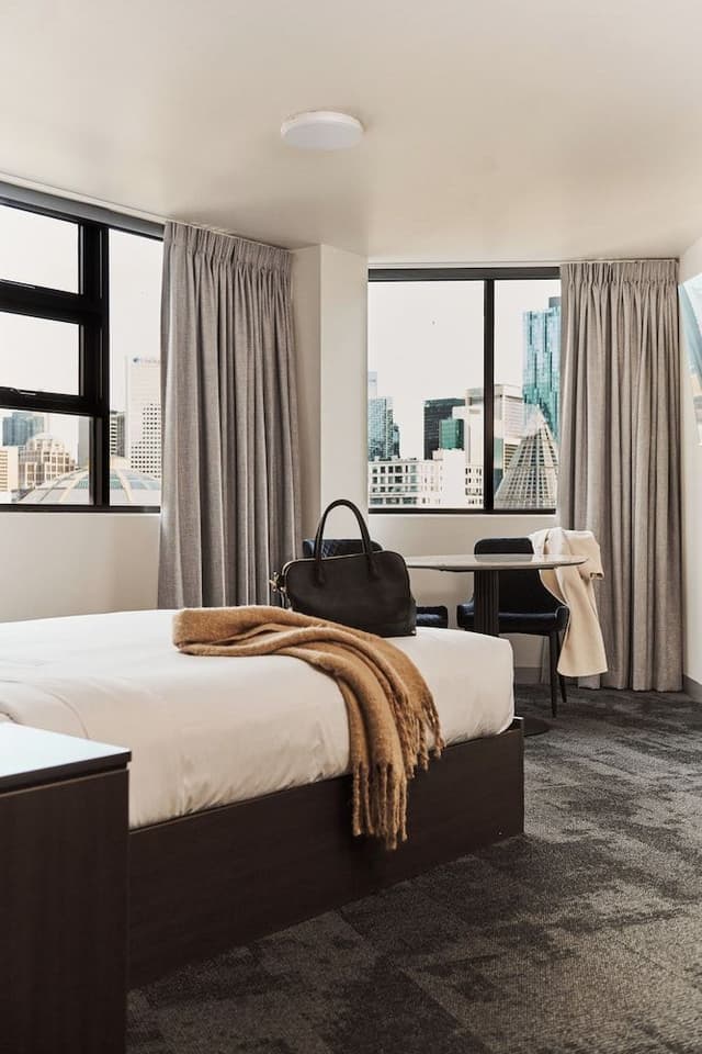 Executive/Spacious Queen Ensuite Room with City View