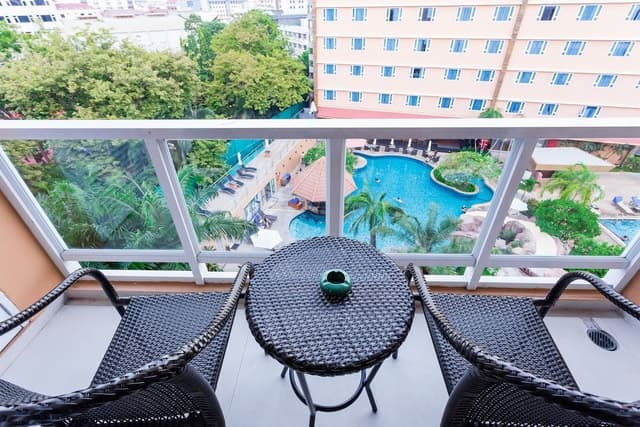 Executive Double Room, 1 King Bed, Pool View (Grand Deluxe King)