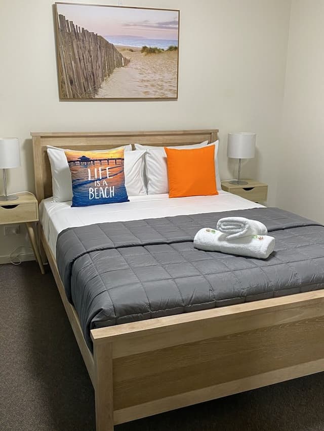 2 Bedroom Apartment w Queen and King Bed