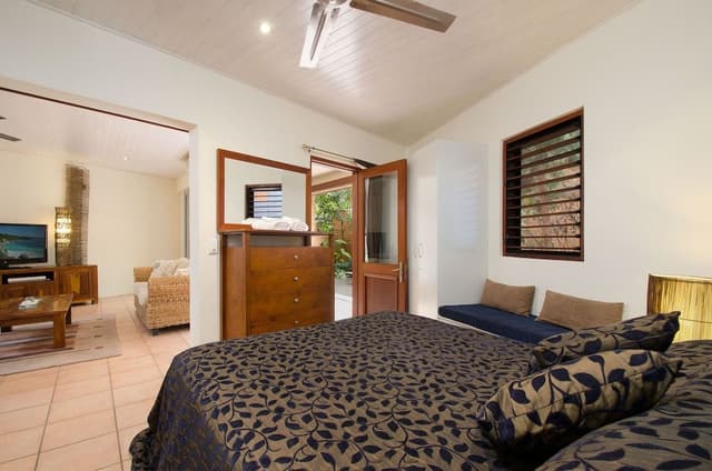 Luxury Courtyard Apartment (Queen)
