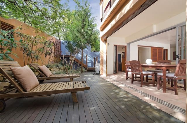 Luxury Courtyard Apartment (Queen)