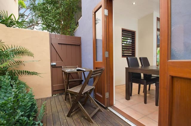 Luxury Courtyard Apartment (Queen)