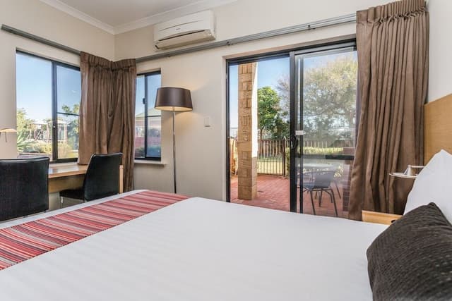 Deluxe Room, 1 King Bed (Deluxe King Room)