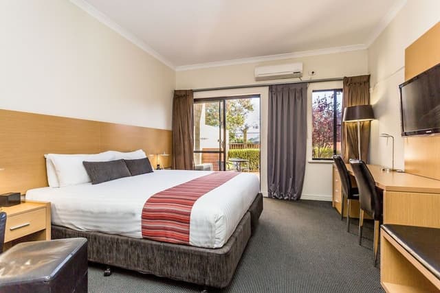Deluxe Room, 1 King Bed (Deluxe King Room)