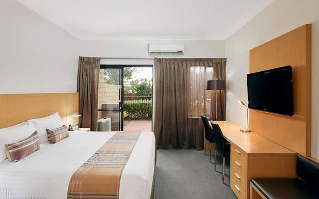Deluxe Room, 1 King Bed (Deluxe King Room)