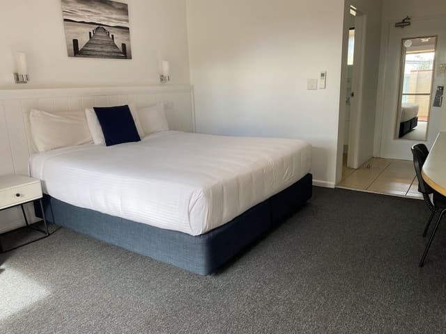 Deluxe King Room (Not Pet Friendly)