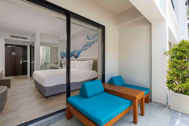 KING DELUXE ROOM POOL SIDE