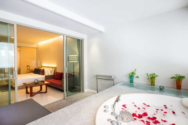 Deluxe Jacuzzi Room