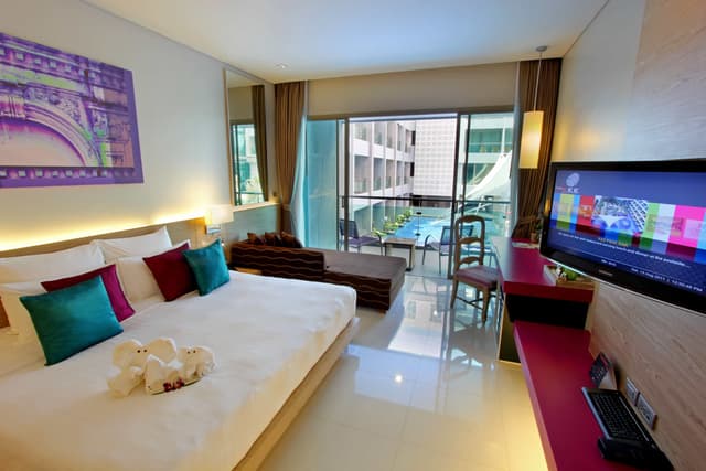 Deluxe Pool View Room