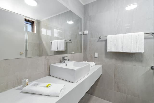 Standard Room, 1 Queen Bed, Courtyard Area
