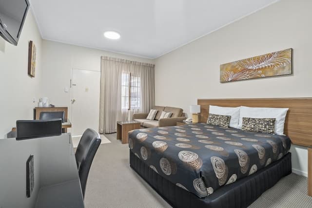 Standard Room, 1 Queen Bed, Courtyard Area