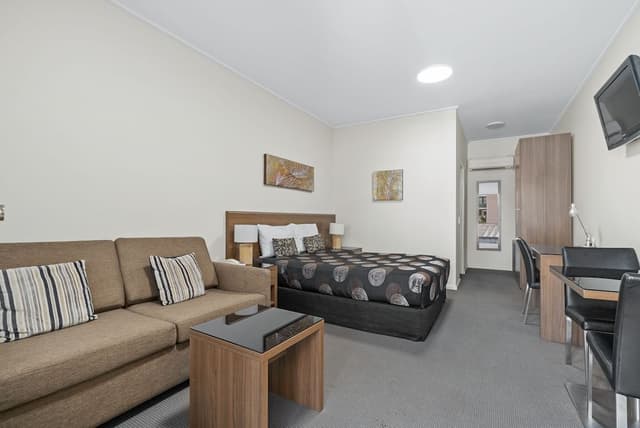 Standard Room, 1 Queen Bed, Courtyard Area