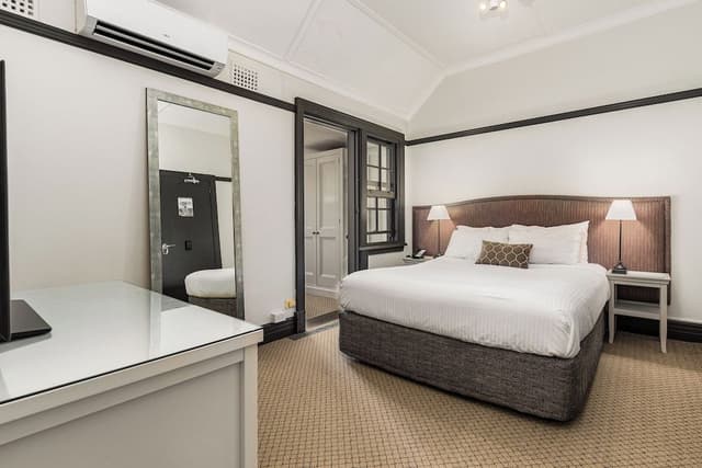 Room (Manor Queen)