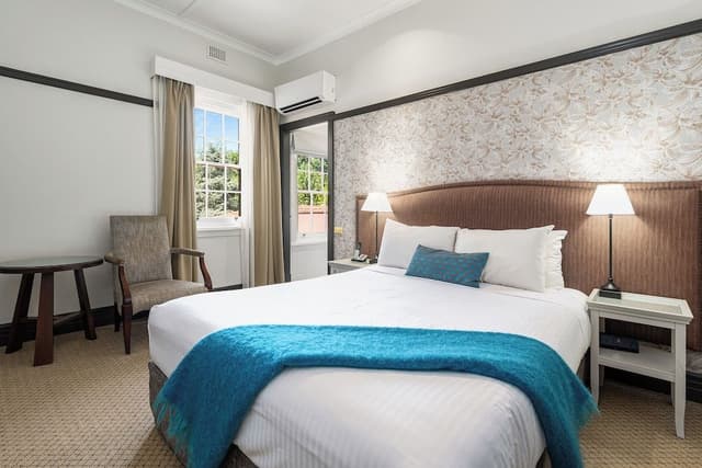 Room (Manor Queen)