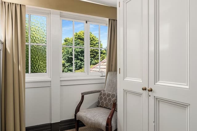 Room (Manor Queen)