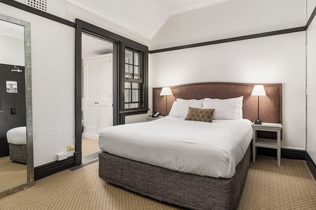Room (Manor Queen)
