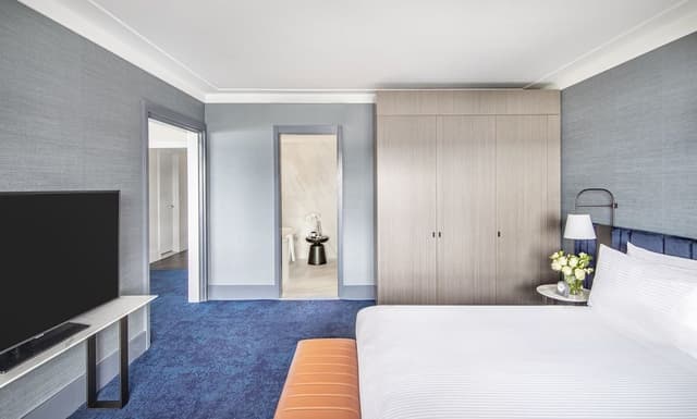 1 King 1 Bedroom Suite Opera House View