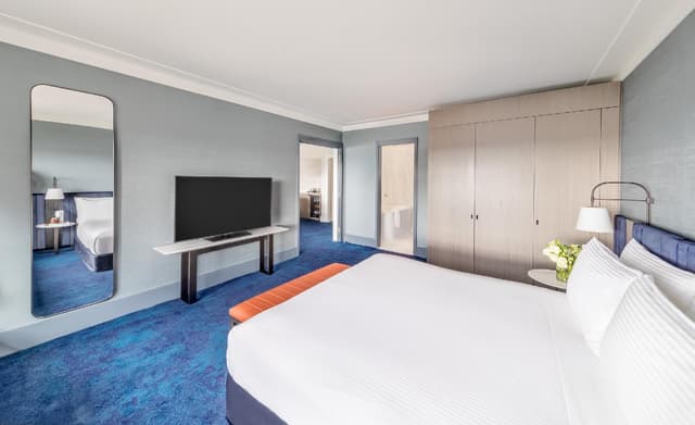 1 King 1 Bedroom Suite Opera House View