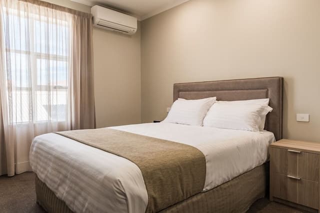 Queen room