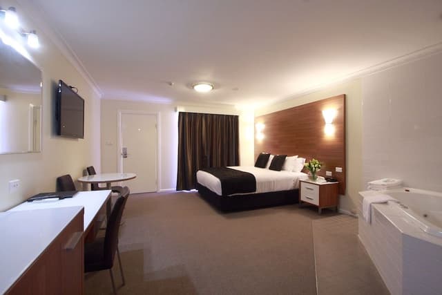 Deluxe Room, 1 Queen Bed, Jetted Tub