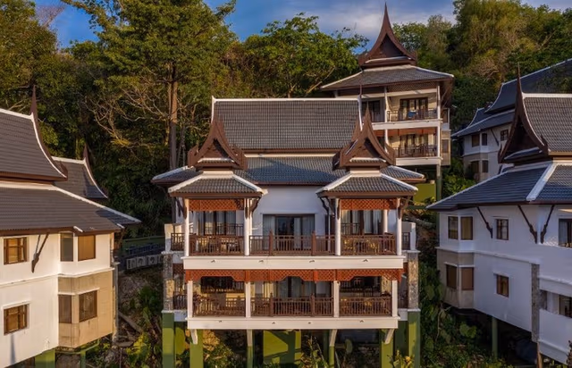 Family Seaview 2 Bedroom Hillside Suite with Terrace Bathtub
