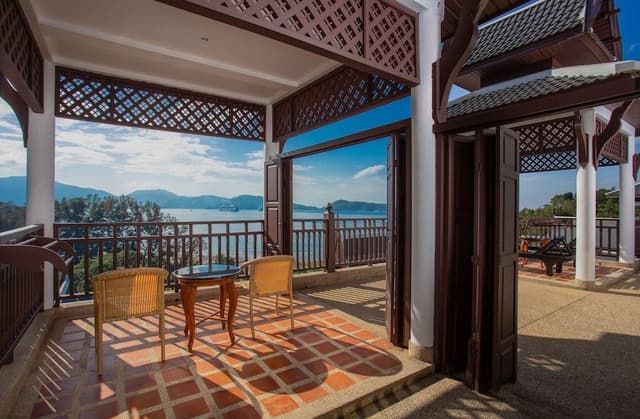 Family Seaview 2 Bedroom Hillside Suite with Terrace Bathtub
