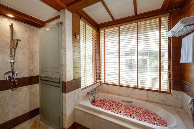 Lagoon Poolside with Bathtub
