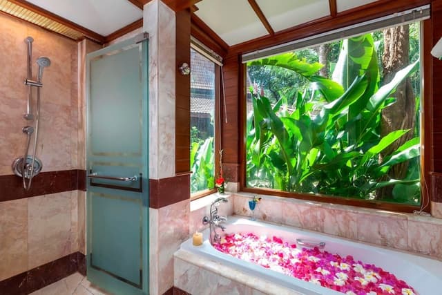 Lagoon Poolside with Bathtub