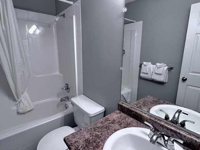 Three-Bedroom Apartment 108, No air conditioning