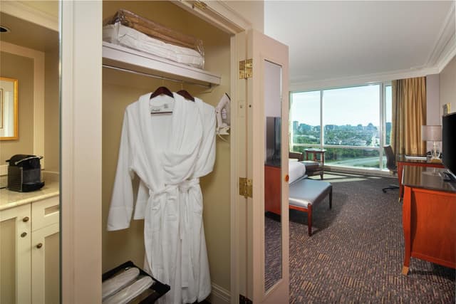 1 KING BED EXECUTIVE FLOOR LAKEVIEW