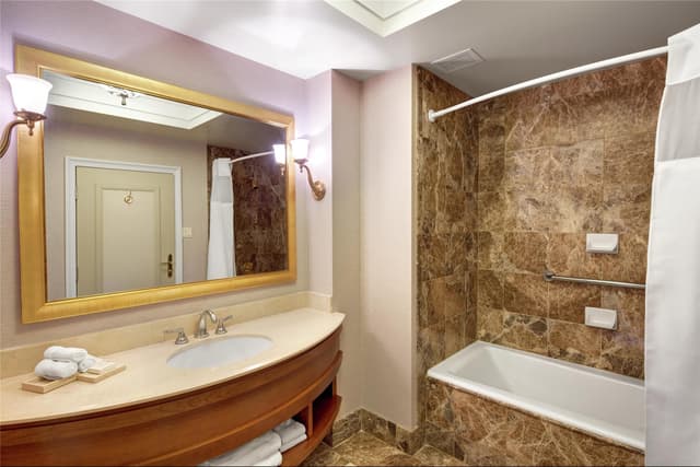 1 KING BED LAKEVIEW