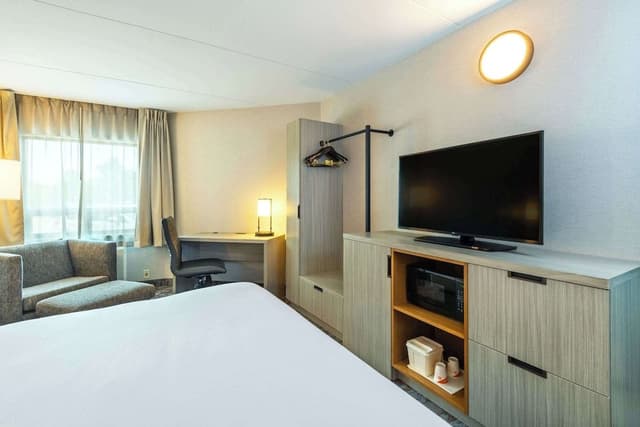Room, 1 King Bed, Non Smoking (Upgrade)