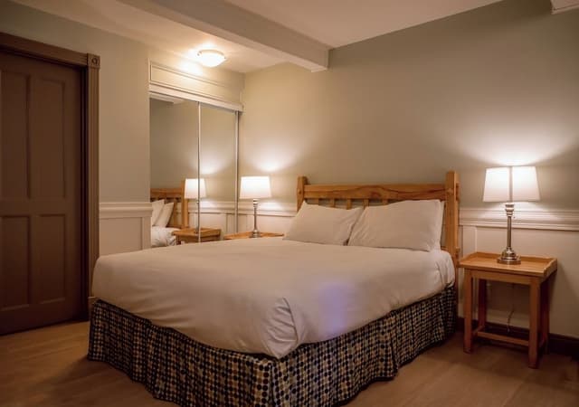 Exterior room, 1 double bed, separate entrance, partial view of the river