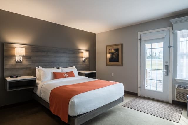 Room, 1 King Bed (Drive Up)