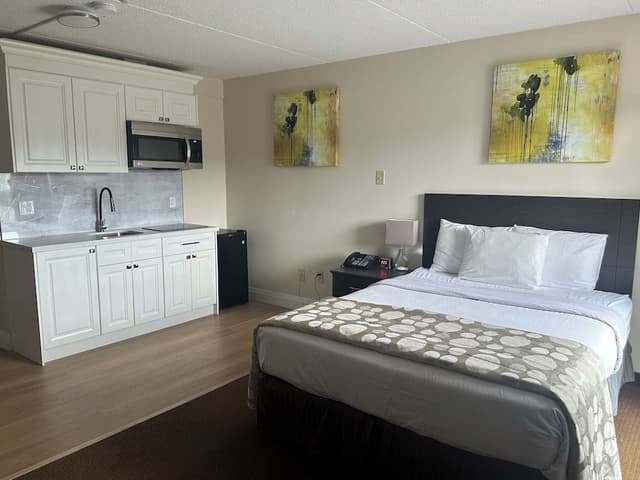 Standard Room, 1 Queen Bed (No Elevator- Upper Floors)