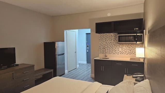 Deluxe Room, 1 King Bed, Non Smoking, Kitchenette
