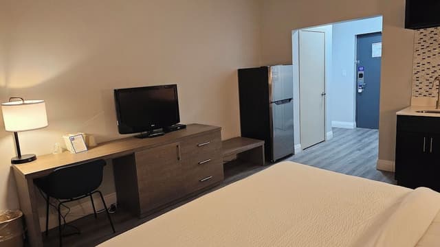 Deluxe Room, 1 King Bed, Non Smoking, Kitchenette