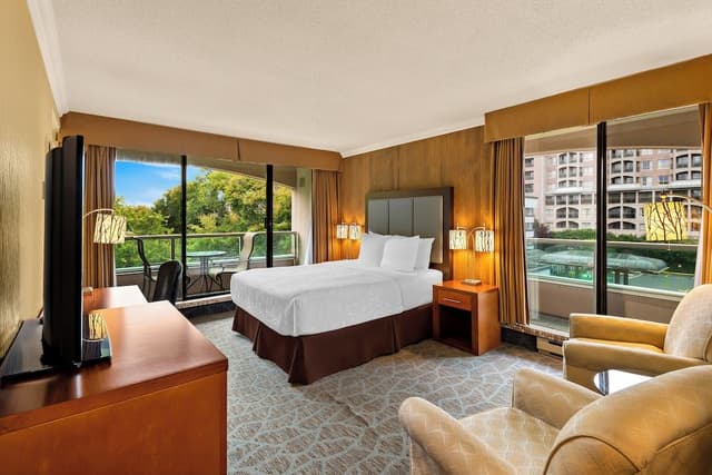Standard Room, 1 Queen Bed, Non Smoking, Refrigerator & Microwave