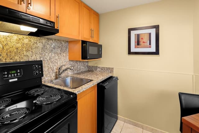Standard Room, 1 Queen Bed, Non Smoking, Refrigerator & Microwave